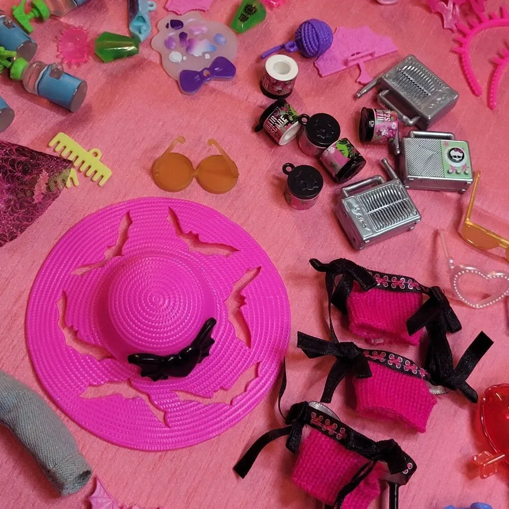 Monster High Dolls and Accessories Clothes Purses Earrings Luggage Balloons G3